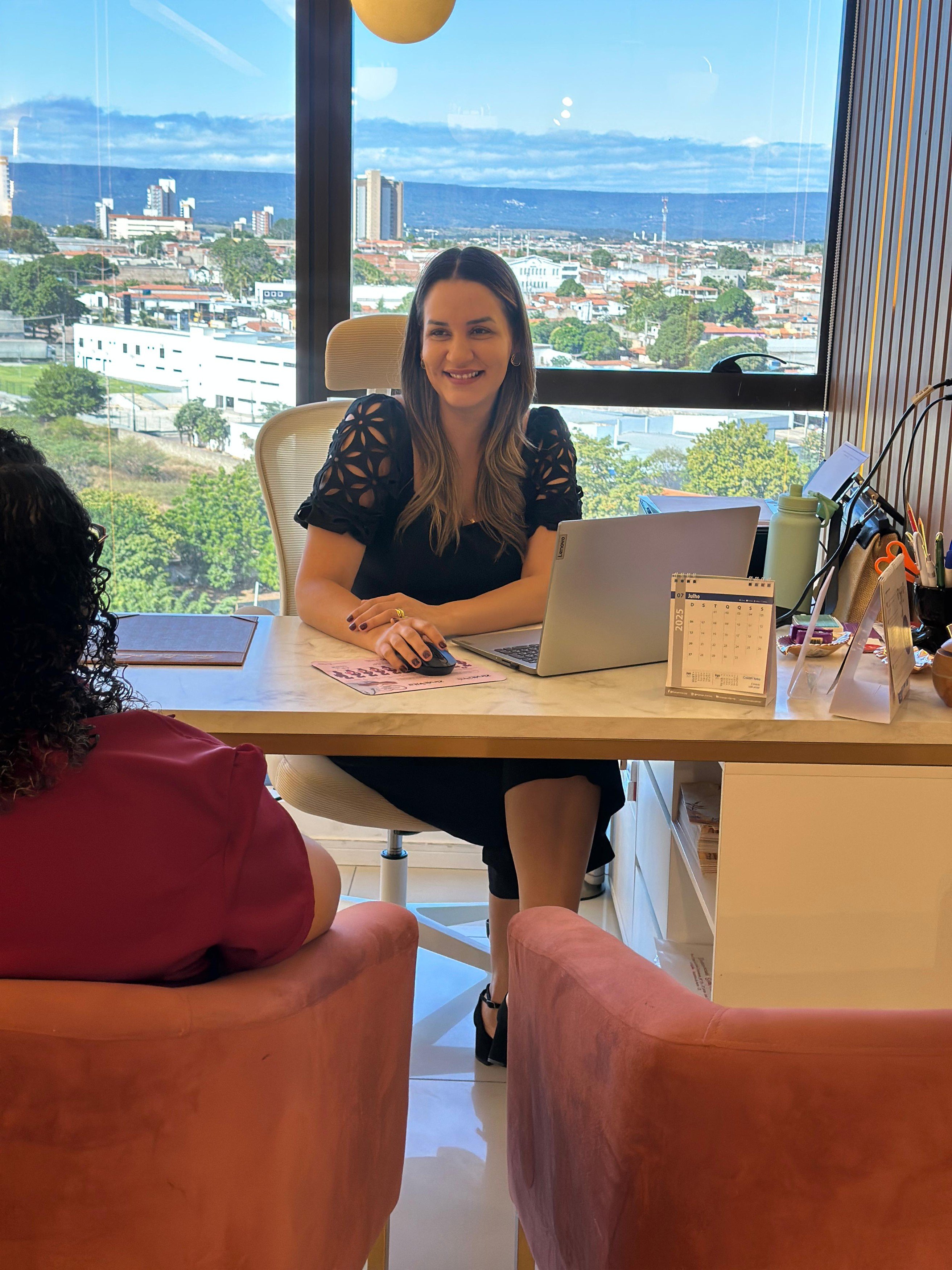 Dra. Indira Ravena em consulta