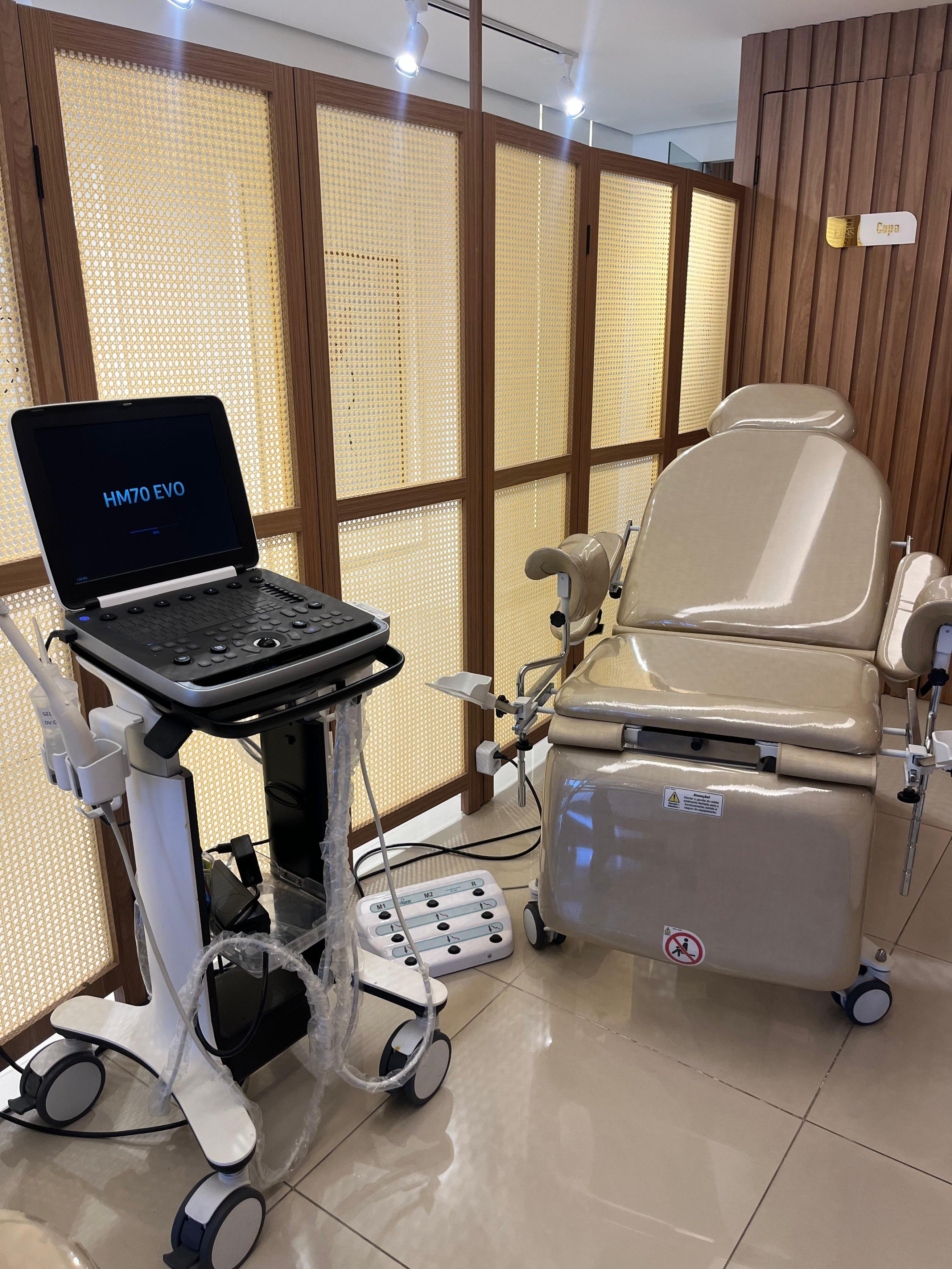 Equipamento de ultrassonografia no consultório